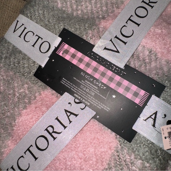 Victoria'S Secret NWT! Grey Pink Plush Plaid Scarf One Size - Picture 7 of 9